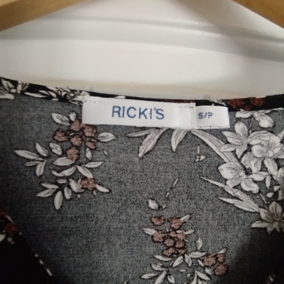 Nice flowy dress - Picture 2 of 3